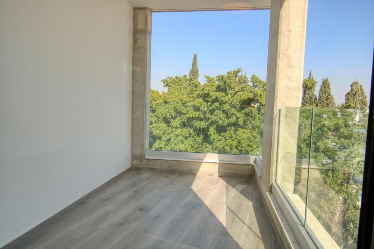Apartment Phaedrus Living Coral Seabreeze *